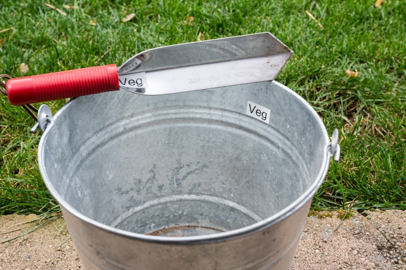 weeding bucket and weeding tool